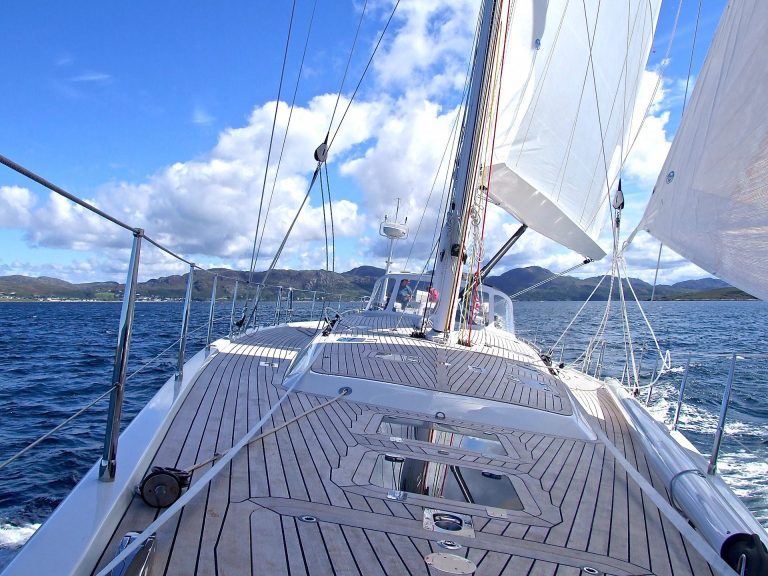 Bateau écologique en mer